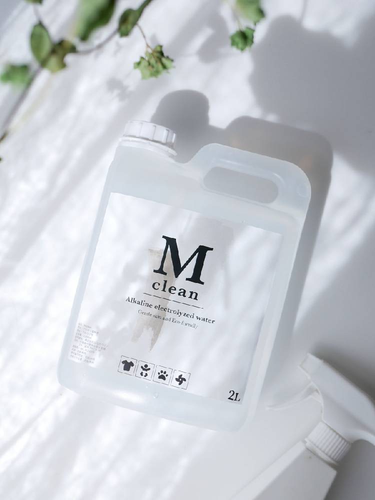 【Mclean】アルカリ電解水クリーナー2リットルのプラスチックボトル。ラベルが貼られたパッケージで、ギフトにも最適です。