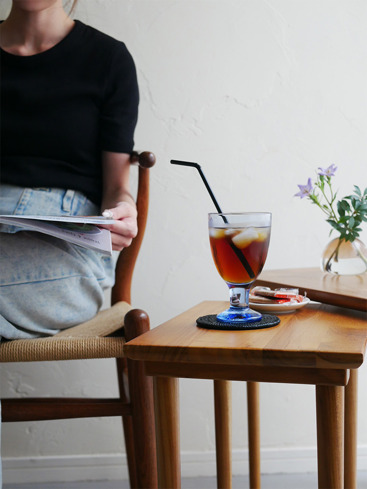 フィンランド製のアラビアVERNAユニバーサルグラスペアが木製のテーブル上に並べられた室内の様子