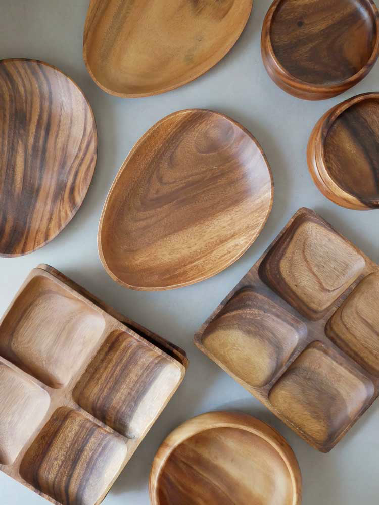 天然アカシア製のエッグ型トレー、スクエアトレー4仕切り付、ラウンドボールMおよびXLが並んだ選べるやさしいアカシア食器セット