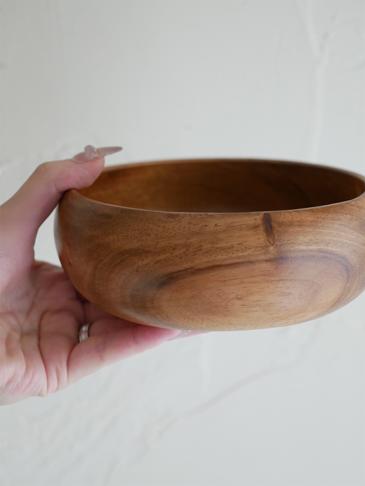 アカシア天然木製のエッグ型トレー、スクエアトレー4仕切り付、ラウンドボールMおよびXLが配置された選べるやさしいアカシア食器のセット