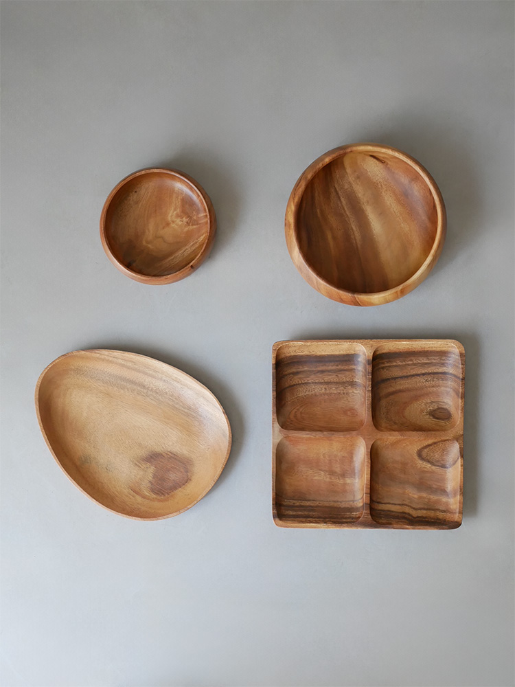 選べるやさしいアカシア食器のエッグ型トレー、スクエアトレー、ラウンドボウルが並んだ食卓用セット