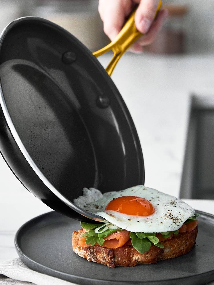 グリーンパンのストゥディオフライパンとガラス蓋で調理された目玉焼き