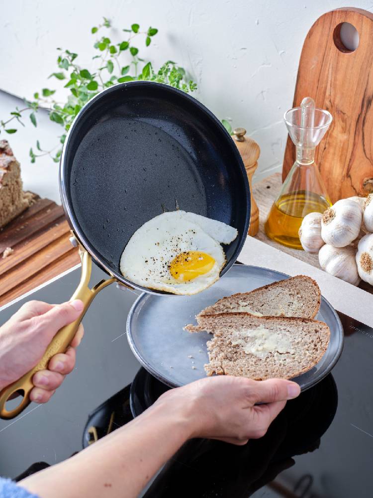 グリーンパンストゥディオシリーズの20cmセラミックコーティングフライパンとステンレス製ガラス蓋がキッチンカウンターに並べられている