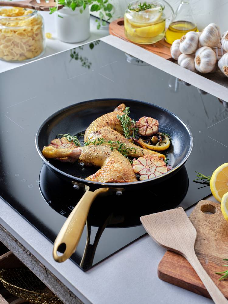 グリーンパンのストゥディオシリーズ20cm、26cm、28cmのフライパン、エッグパン、ガラス蓋が並んだキッチン用品セット