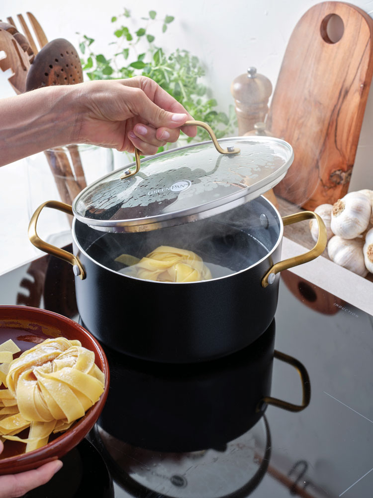 グリーンパン ストゥディオシリーズのキャセロール、ソースパン、ミルクパンが並んだセラミックコーティング製調理器具セット