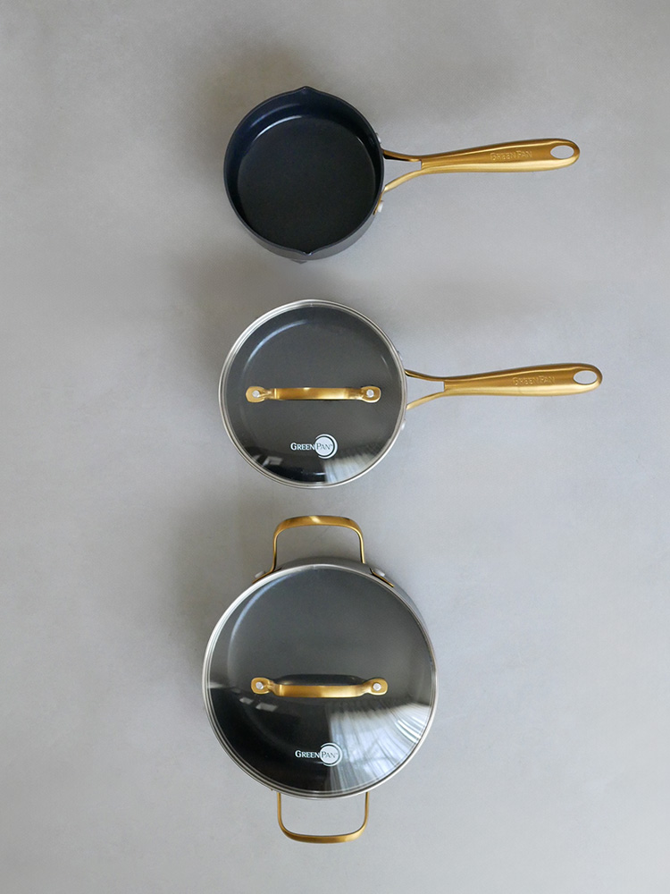 グリーンパン ストゥディオシリーズのセラミックコーティングアルミ製キャセロール、ソースパン、ミルクパンが並んだ調理器具セット