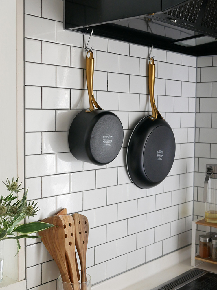 グリーンパンのキャセロール、ソースパン、ミルクパンがキッチンラックに整然と配置された調理器具のセット