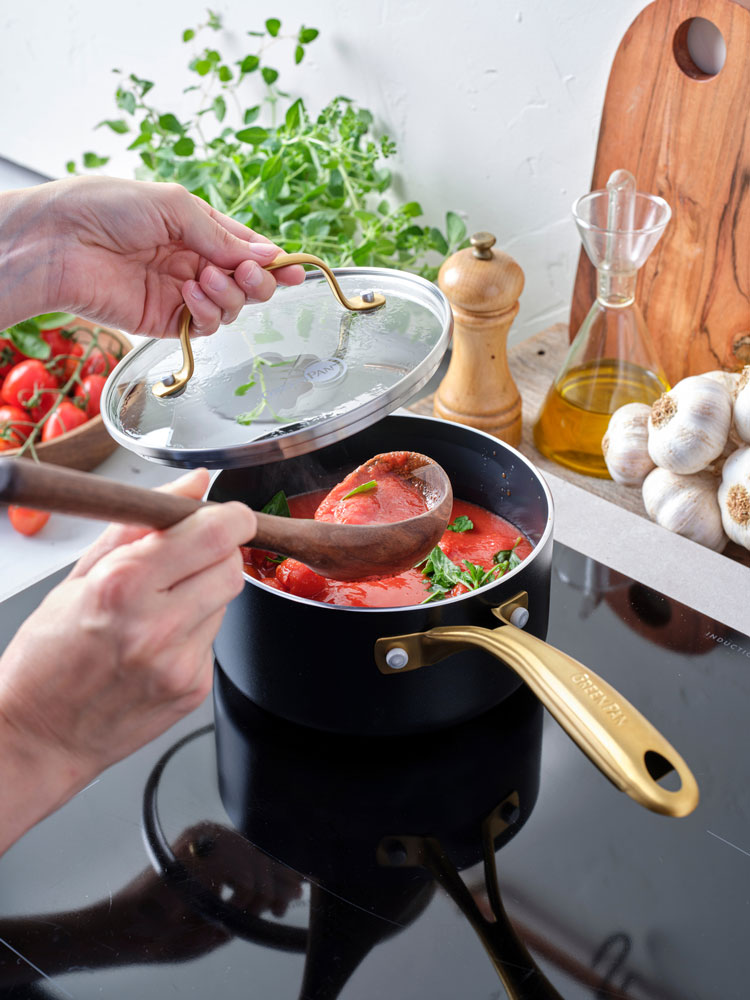 グリーンパンのキャセロール、ソースパン、ミルクパンがキッチンで並んでいる調理用具の写真