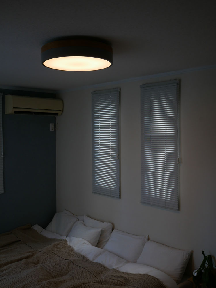 天然木と北欧カラーが特徴のBRID（ブリッド）Olika LEDシーリングライトが設置されたベッドルームのインテリア