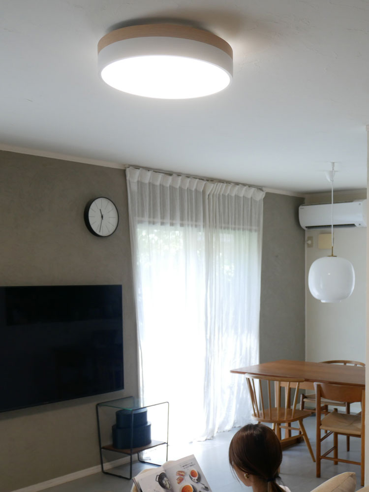 BRID/ブリッドのオリカLEDシーリングライトが天然木と北欧カラーでデザインされ、天井に設置されたモダンな室内照明