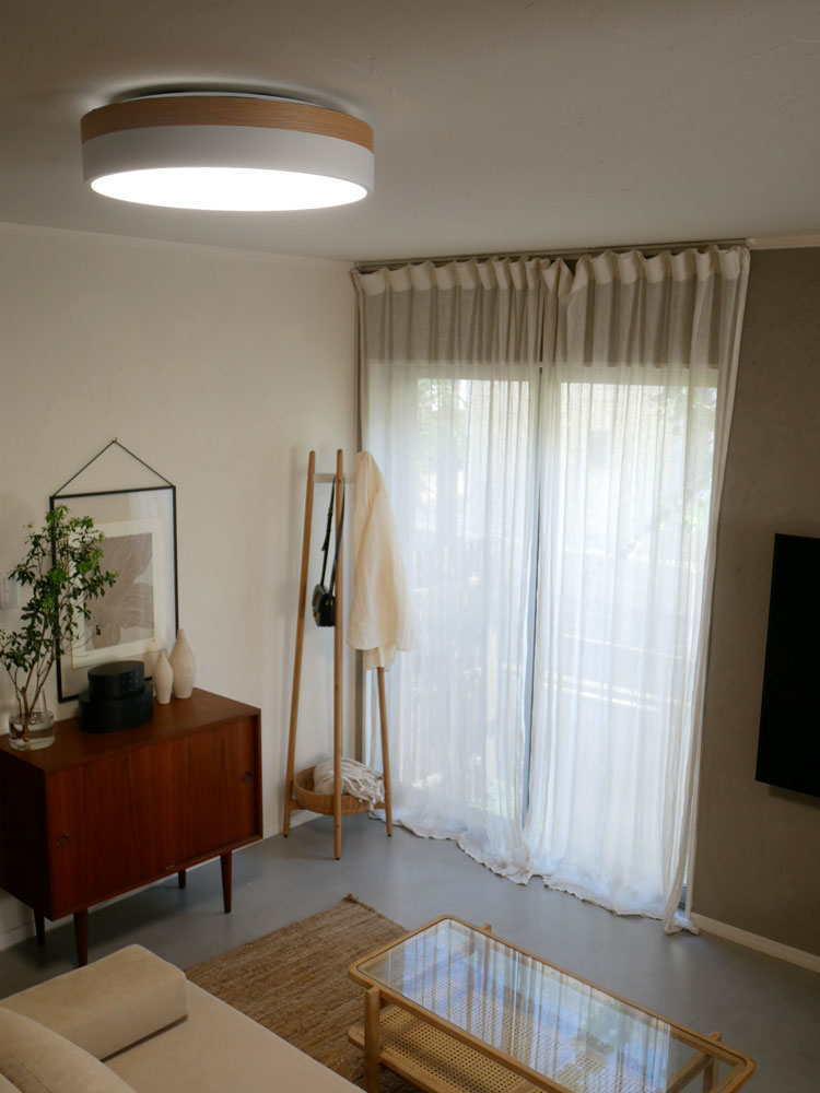 天然木と北欧カラーを組み合わせたOLIKA LEDシーリングライトが調和するモダンな室内空間