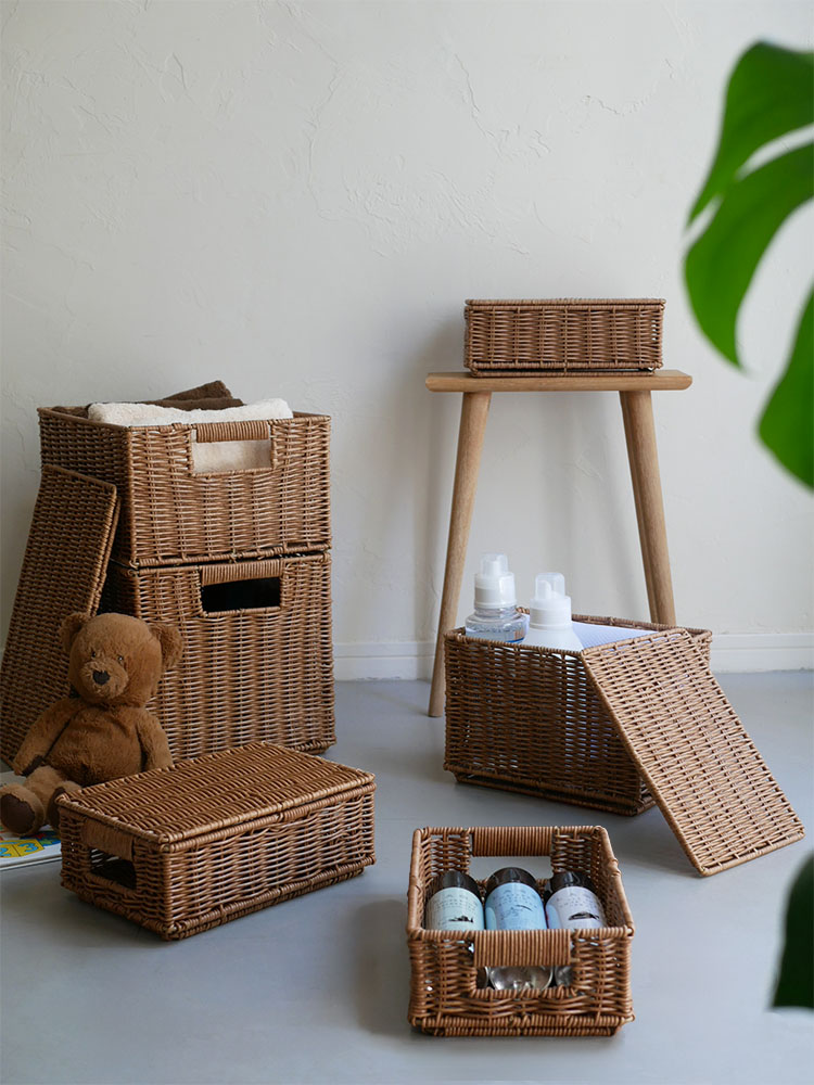 ポリエチレンとアイアン製のブラウン色スタッキングバスケットが重ねられたナチュラルな収納セット