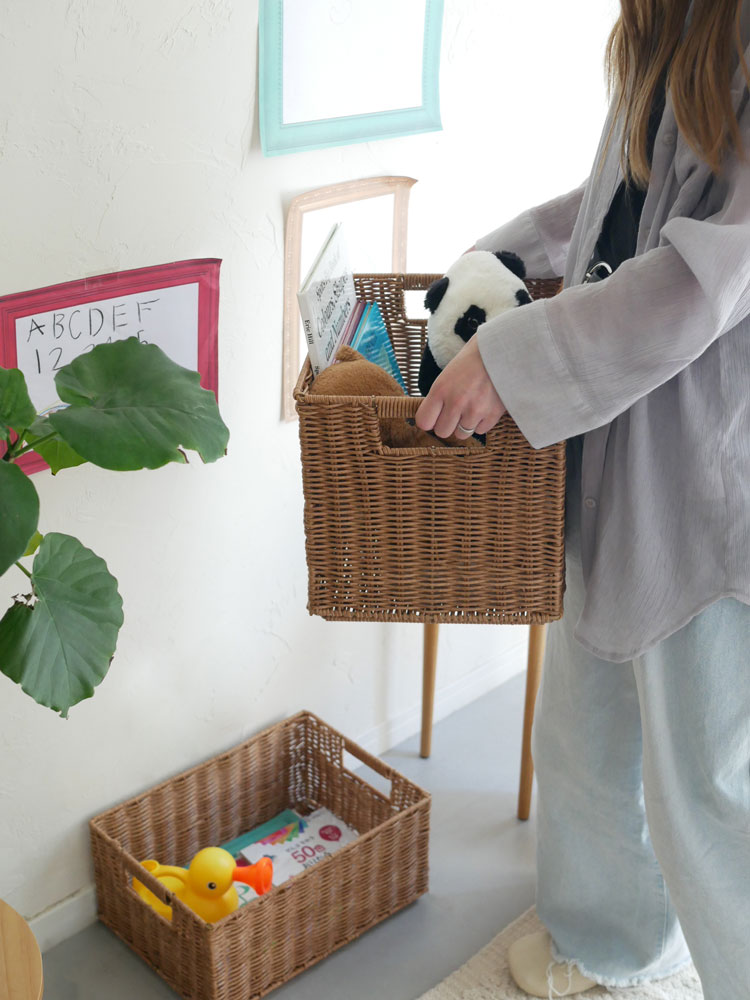 子供の衣類やおもちゃが収納されたトーク製の洗えるウィッカースタッキングバスケット