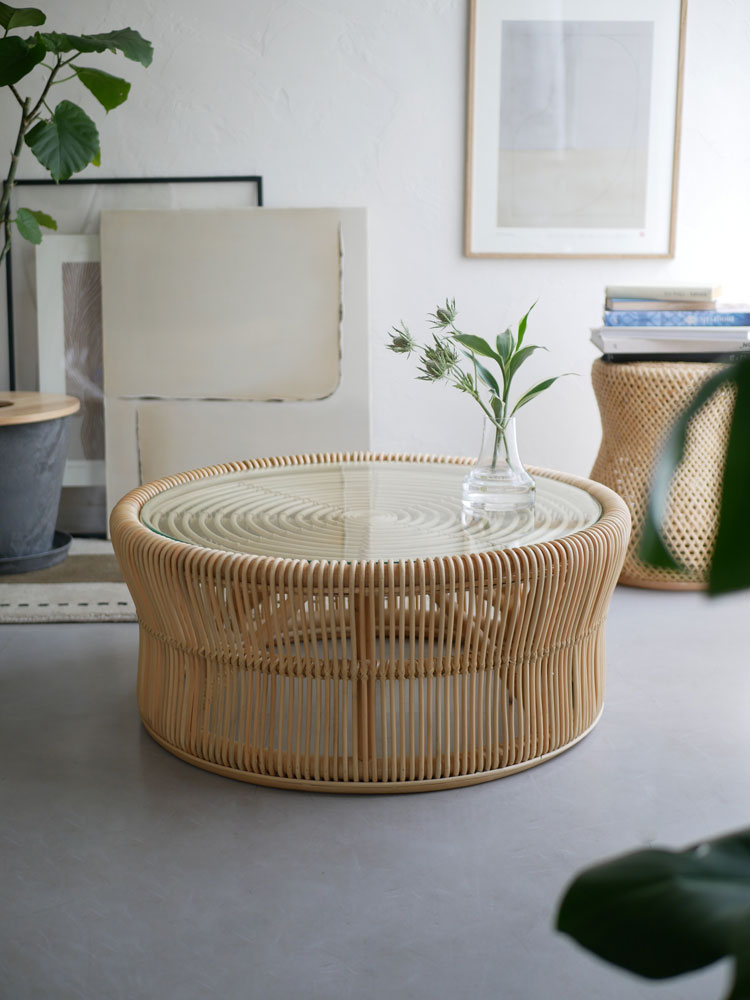 ラタンとガラスを組み合わせたナチュラルデザインのローテーブル。リビングや屋外に最適なウィッカー素材の家具