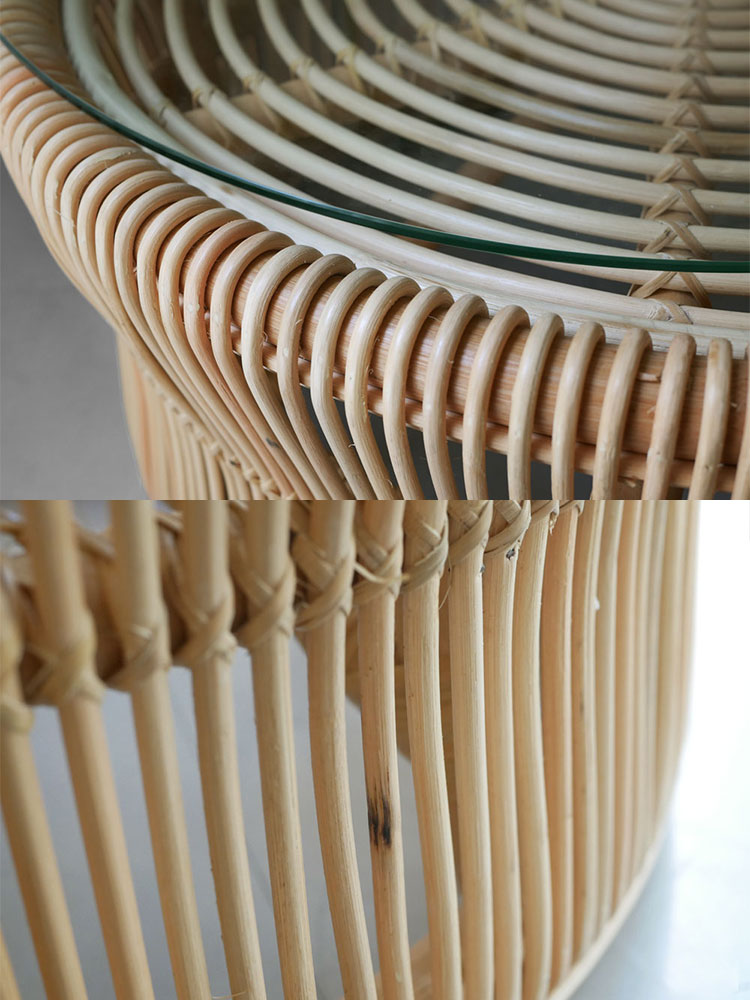 サンフラワーラタン製のオーバル型ラタンとガラスの屋外用ローテーブル。ナチュラルなハードウッドデザインが特徴です。