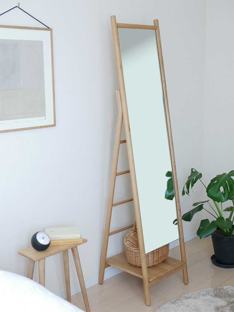 オーク材とミラーを使用したNOWHERE LIKE HOME SCALAスタンドミラーが家具や観葉植物と共に配置された室内の様子