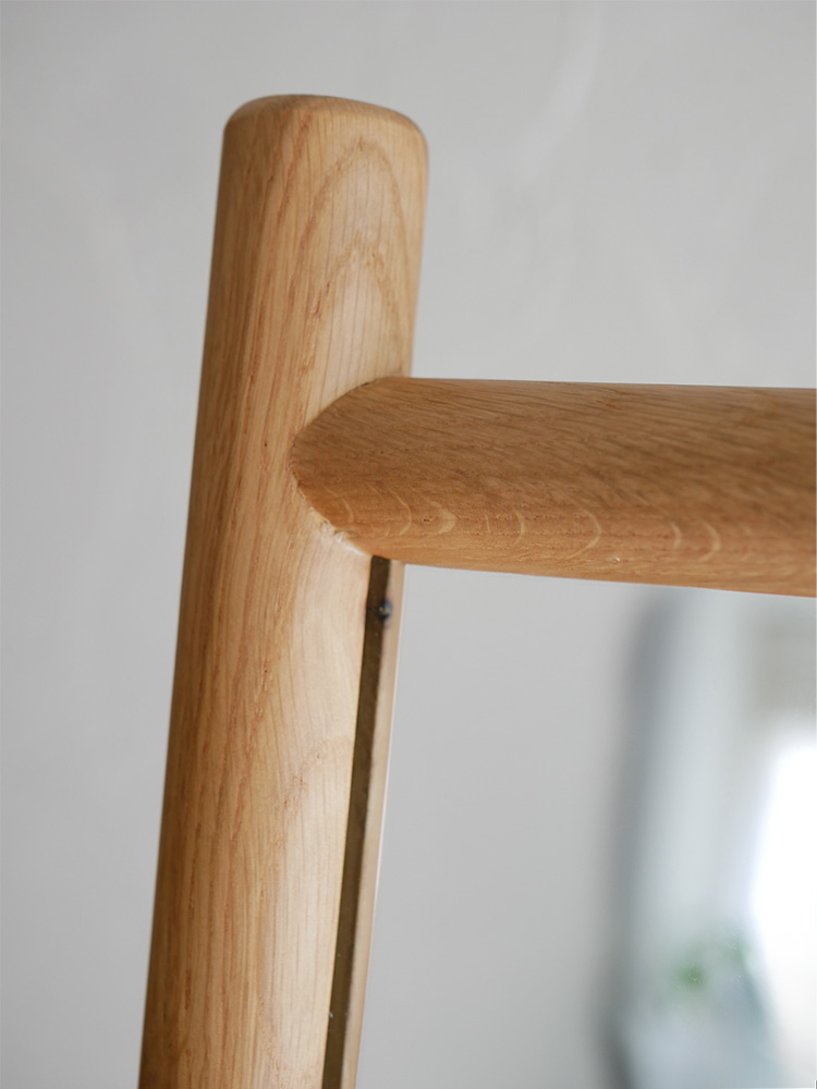 オークと合板で作られた収納機能付きスタンドミラー『SCALA』