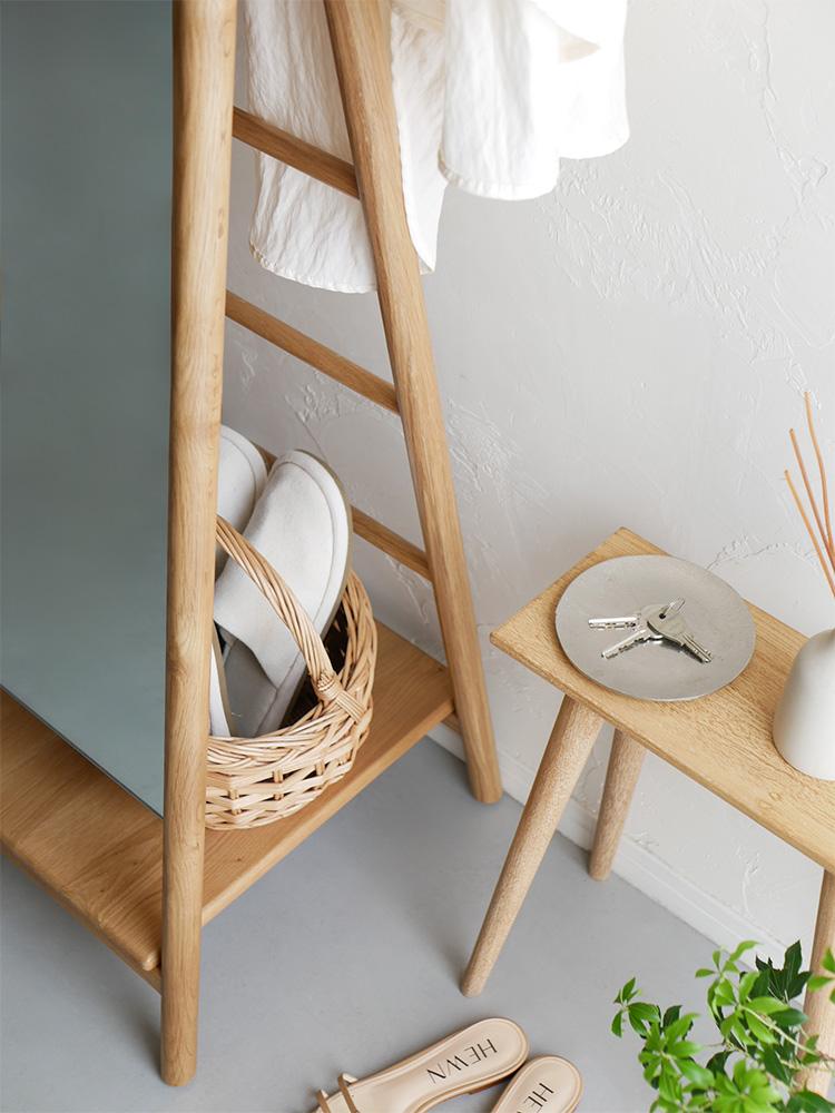 オーク材を使用した収納機能付きスタンドミラー「SCALA」、棚に鉢植えとバスケットが配置されたナチュラルデザイン