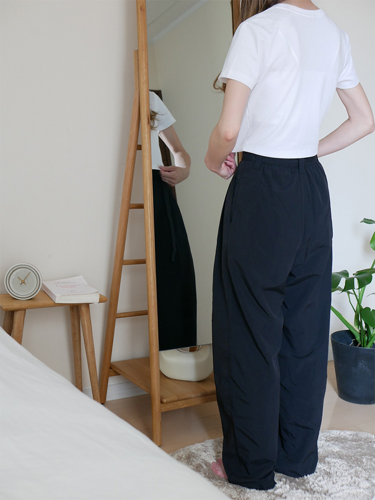 オーク材とミラーを組み合わせたNOWHERE LIKE HOMEの収納付きスタンドミラー「SCALA」