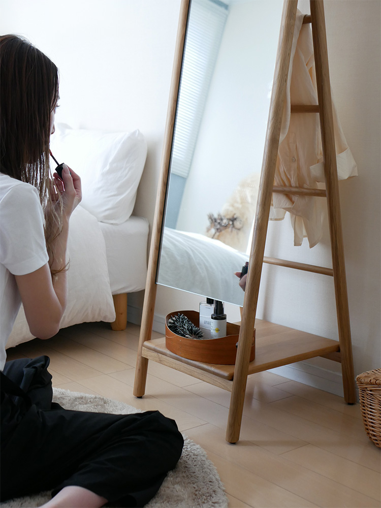オーク無垢材を使用した【NOWHERE LIKE HOME】SCALAスタンドミラー、収納棚付きのミラー家具