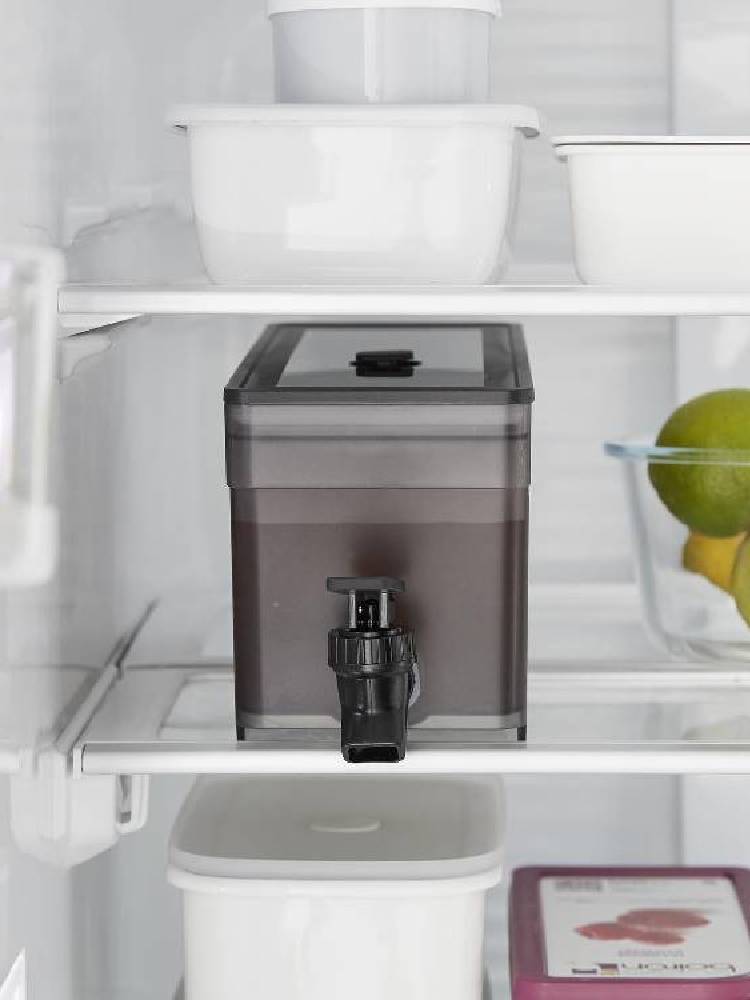 キッチンに設置されたホワイト色のタワー型冷蔵庫ドリンクサーバー1.8リットル
