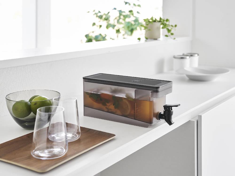 【tower/タワー】冷蔵庫ドリンクサーバー1.8Lモデル、メタクリル製容器とポリプロピレン製蓋がセットされたキッチン家電