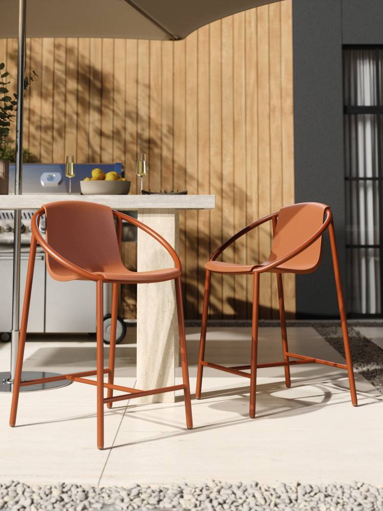 木目調の座面とスチールフレームを持つアンブラのリンゴカウンタースツール、屋外用家具としてデザインされた椅子