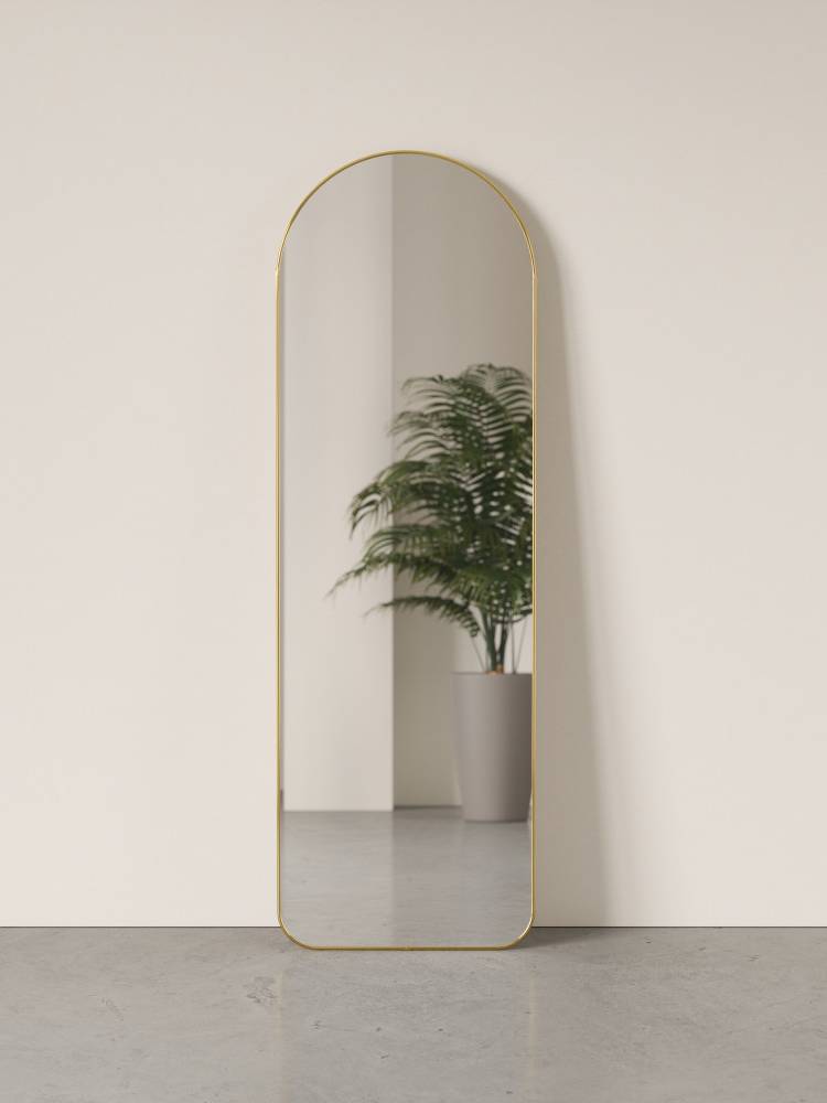 ブラス仕上げの【Umbra/アンブラ】フーバ アーチドリー二ングミラー。幅51cm、高さ157cmのガラス製でスタイリッシュなデザイン