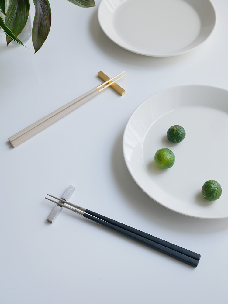 クチポール KUBE ブラックシルバーのお箸と箸置きセット