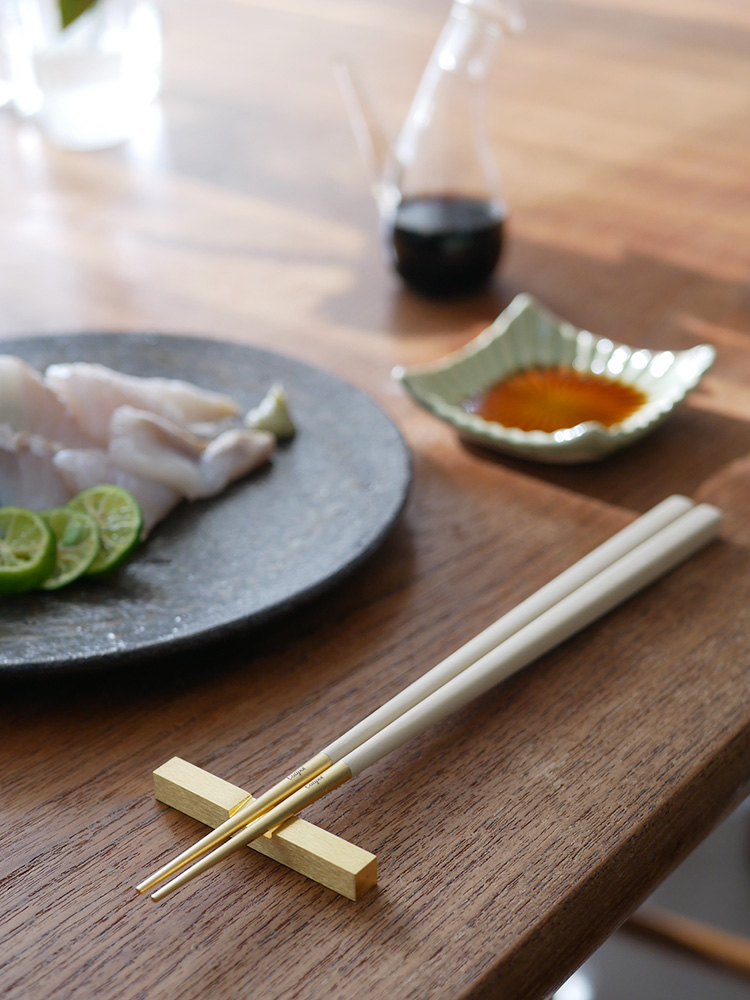 テーブル上に配置されたクチポール KUBEシリーズの箸と箸置きセット
