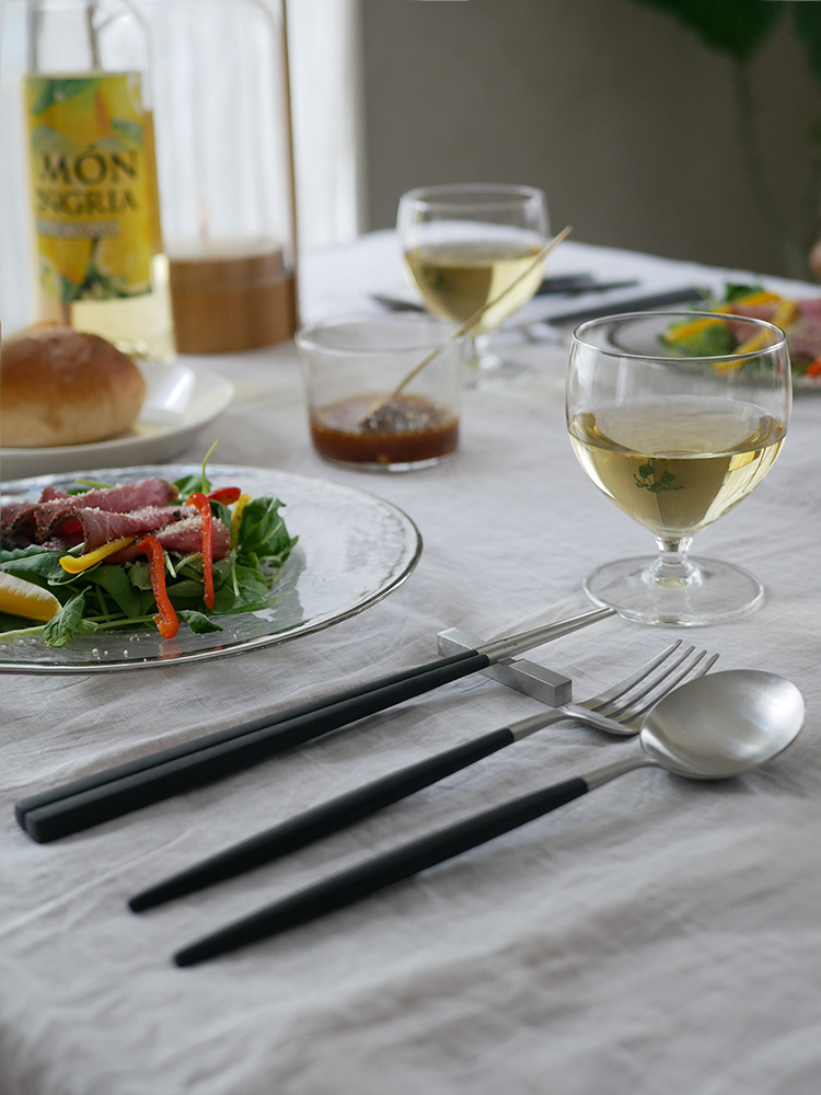 KUBEシリーズのクチポール製箸と箸置きがテーブル上に整然と配置された様子