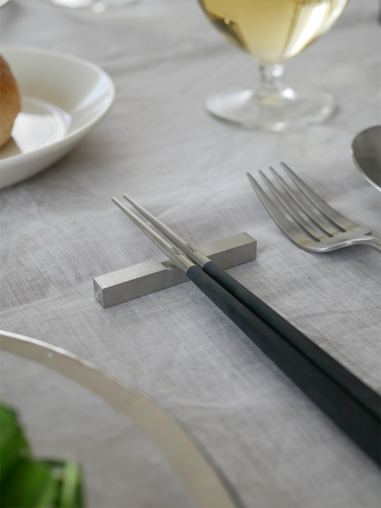 クチポール KUBE チョップスティック＆レストのセット。スタイリッシュな18-10ステンレス製の箸と箸置きが並んでいる