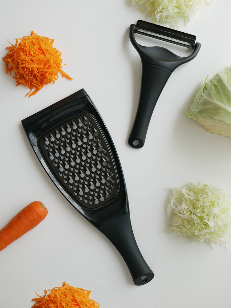 ブラックのキャベピィMAXとサラダおろしセットがまな板上に置かれ、新鮮な野菜と果物と共に調理されている様子