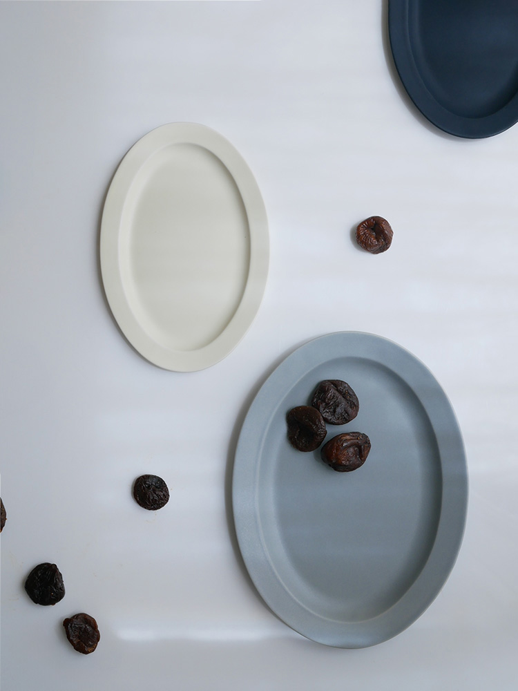 SAKUZANサクザンのSaraシリーズオーバルプレートセット。クリーム、グレー、ネイビー、ブラウンの磁器製プレートが揃い、食洗機と電子レンジ対応。