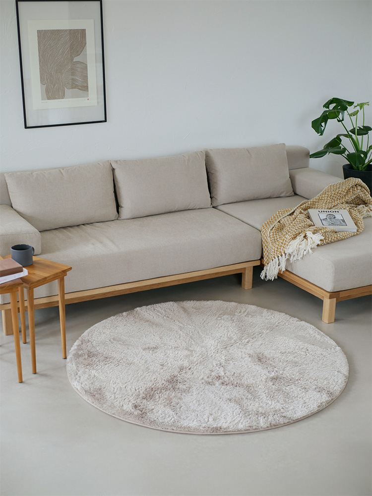 シーブのゆったり座れるレクトユニットソファーが木製フレームとファブリック張地でリビングルームに配置されている様子