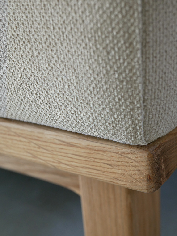 シーブのグレーレクトユニットソファー。ナチュラル素材とシルバーアクセントが特徴のリビング用家具