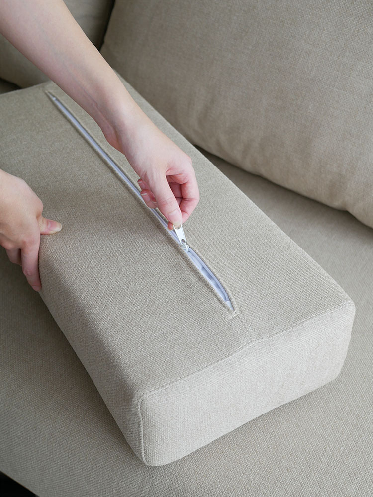 リビングルームに配置されたシーブのゆったり座れるレクトユニットソファーとクッション