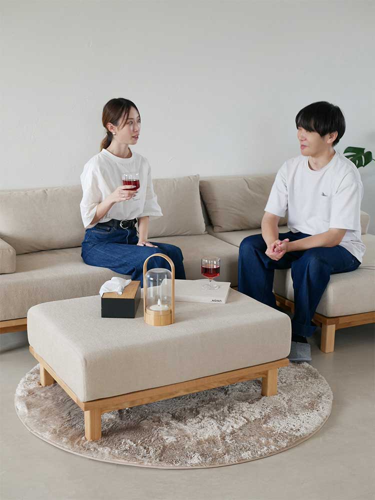 SIEVE/シーブのゆったり座れるレクトユニットソファーがクッションやランプと共にリビングルームに配置され、快適な雰囲気を演出している様子