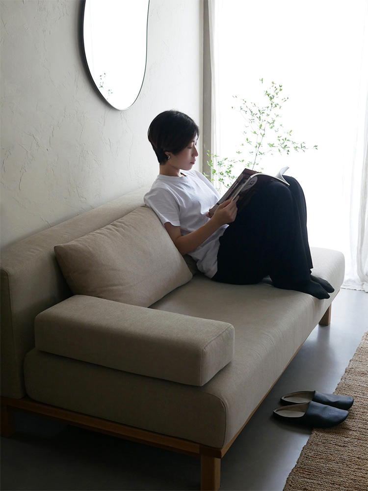 居心地の良いリビングルームに配置された【SIEVE/シーブ】ゆったり座れるレクトユニットソファー