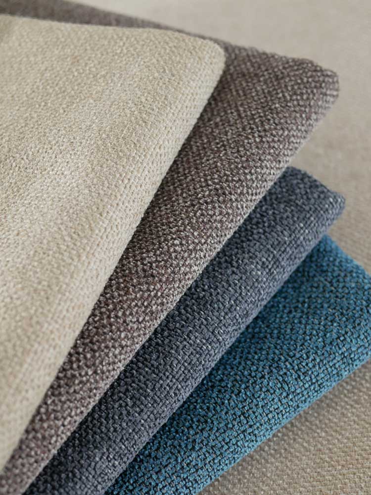 灰色のゆったり座れるレクトユニットソファーがリビングルームに配置されている様子