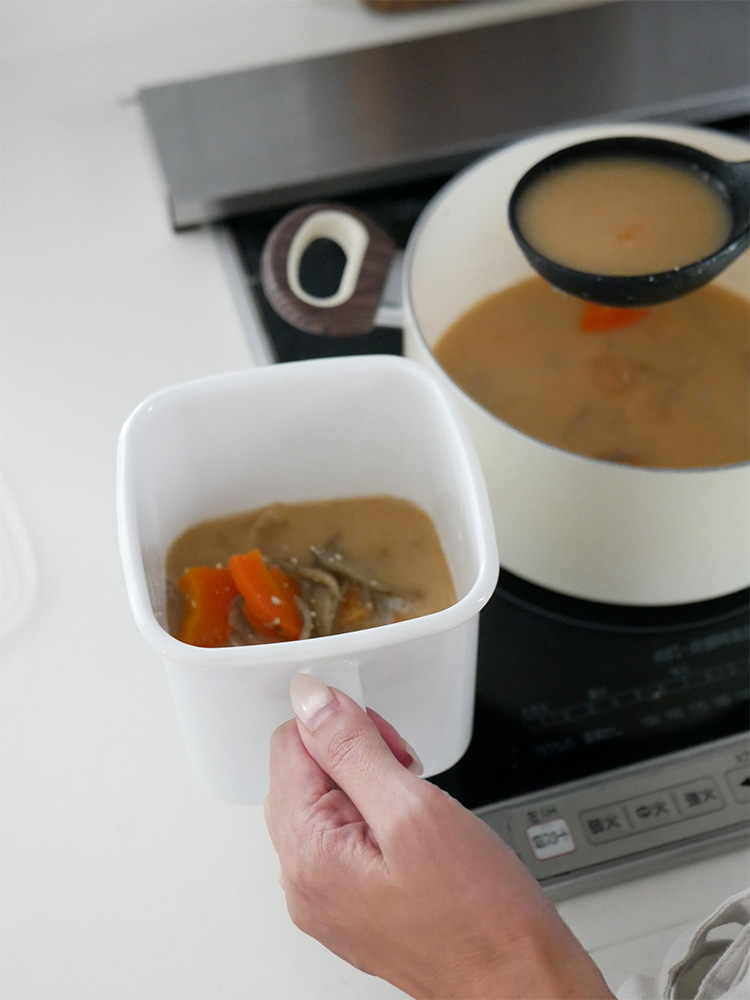 野田琺瑯ホワイトシリーズのシール蓋付きホーロー保存容器セット。レクタングル浅型および深型の多様なサイズが揃っています。