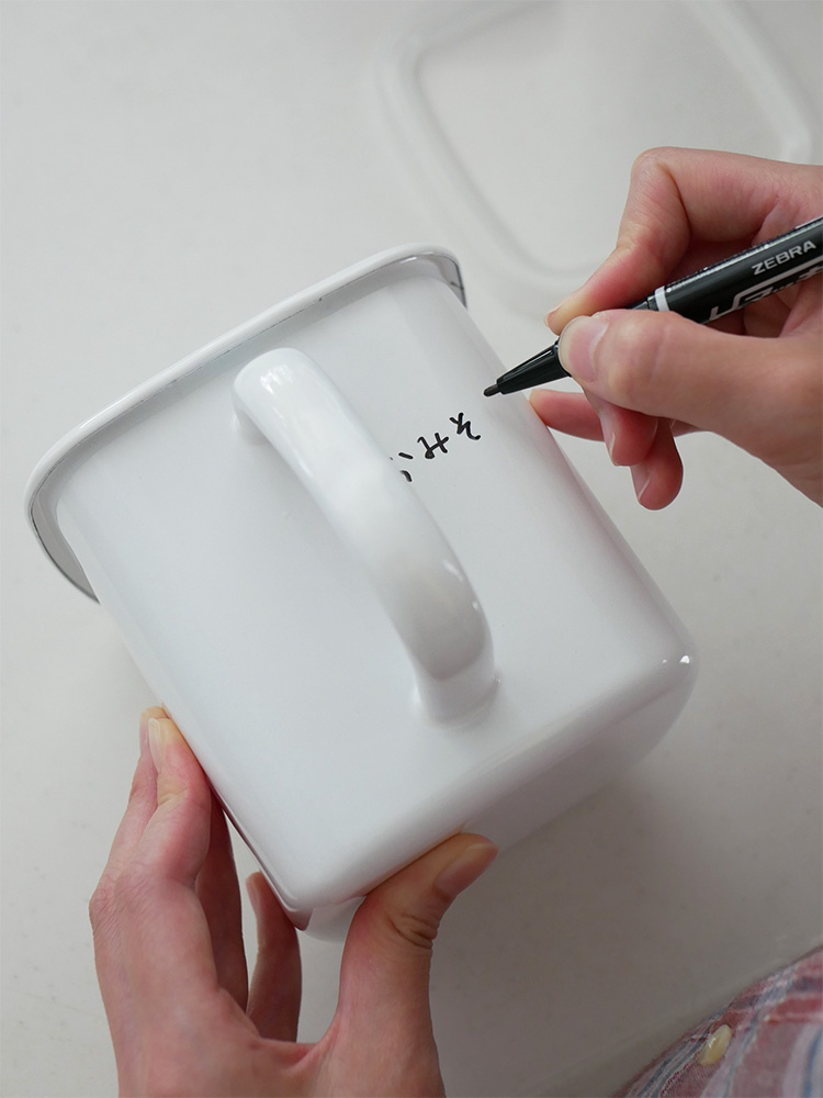 白色の野田琺瑯ホワイトシリーズホーロー保存容器、シール蓋付きがキッチンテーブルに並べられている