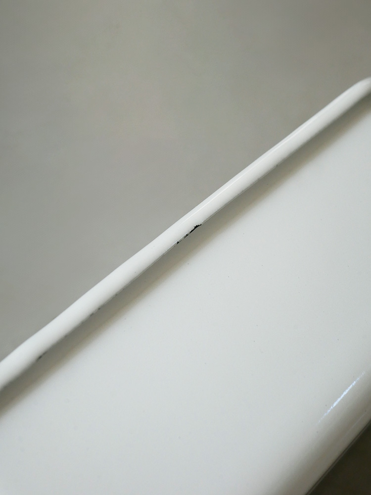 ホワイトシリーズの野田琺瑯ホーロー保存容器、白と銀の鋼板製でプラスチックのシール蓋が付いたデザイン