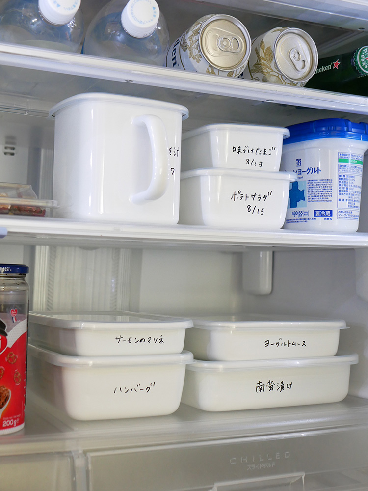 野田琺瑯の白シリーズホーロー保存容器とシール蓋が整然と並んだキッチン用収納棚