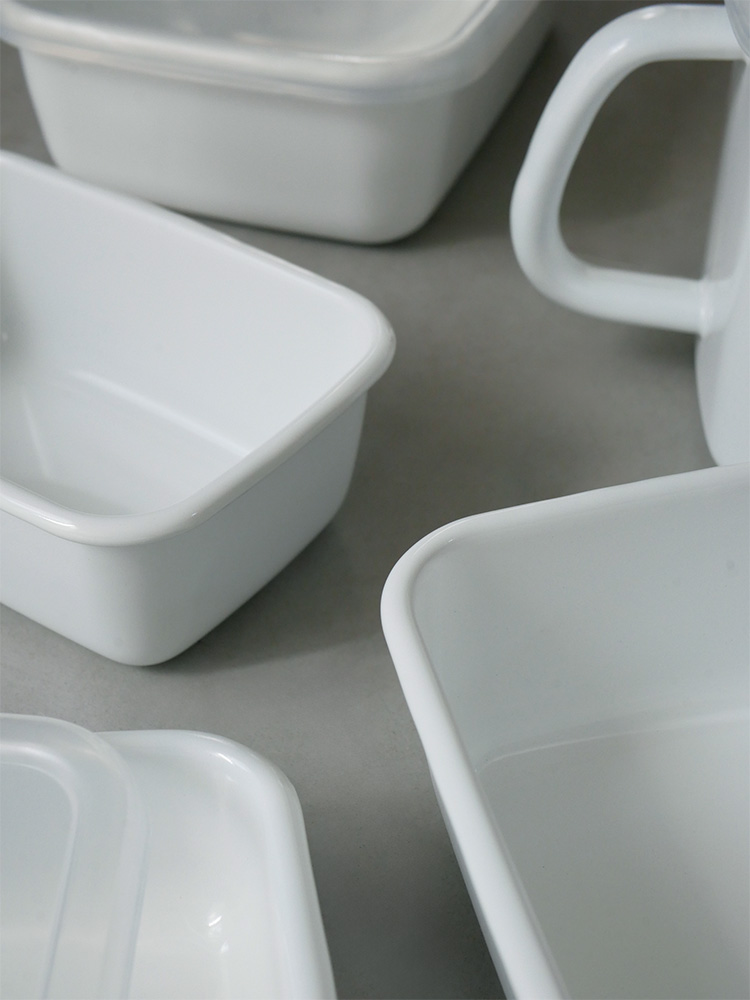 野田琺瑯WhiteSeriesのホワイトホーロー製保存容器、シール蓋付きのレクタングルデザイン