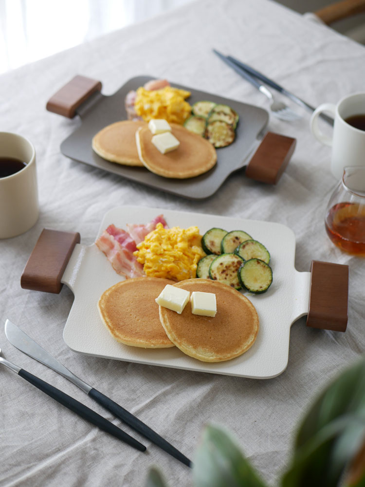 ドクターハウズのソリッドミニグリルパンと焼きたての朝食が並ぶテーブル