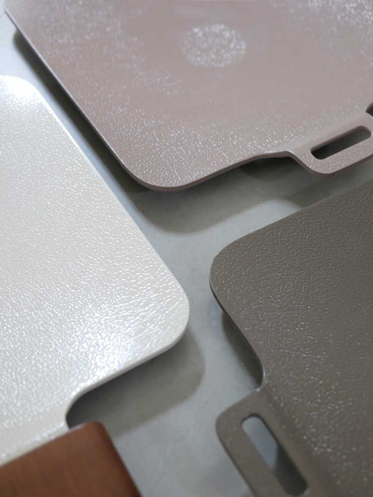 ドクターハウズのソリッドミニグリルパンがまな板と調理マットの上に置かれている様子