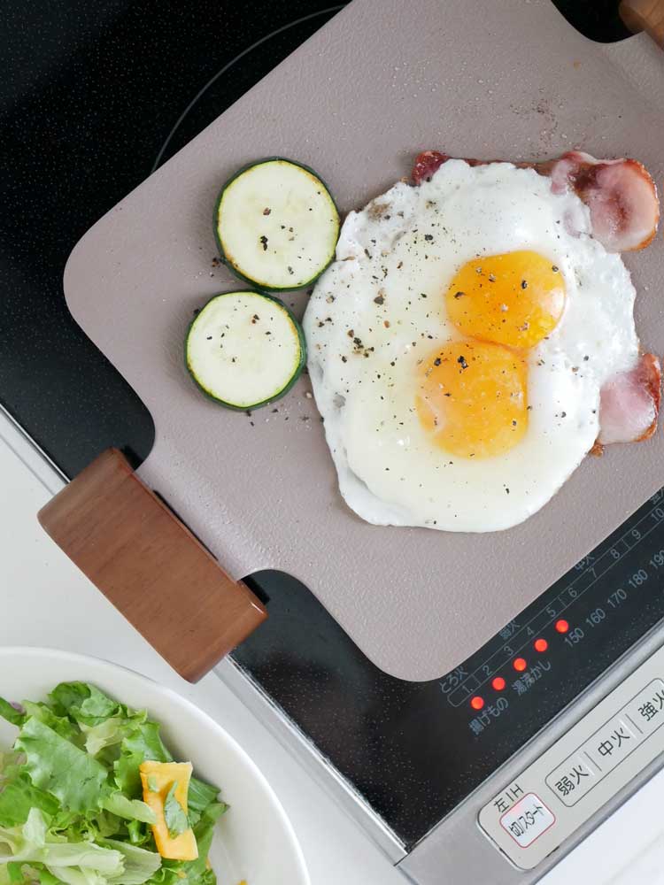 【Dr.HOWS/ドクターハウズ】ソリッドミニグリルパンの白色モデル。セラミックコーティングのアルミ製パンに木製チークハンドルが付いたコンパクトなキッチン用グリルパン