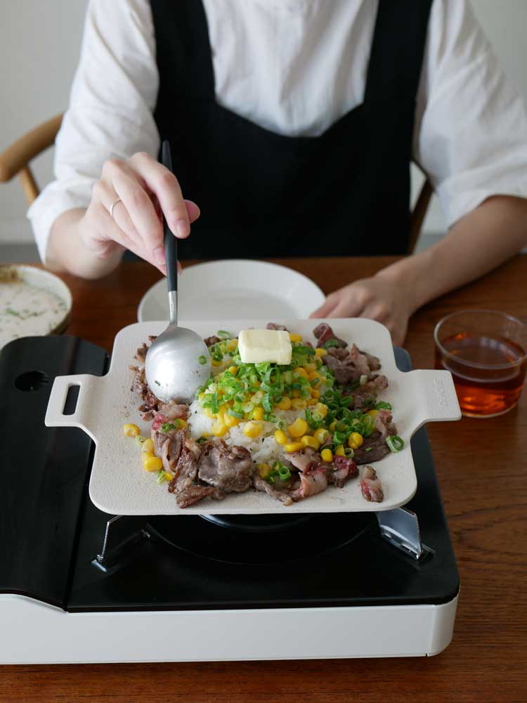 ドクターハウズのソリッドミニグリルパンが調理器具や野菜とともにキッチンのテーブル上に配置されている様子