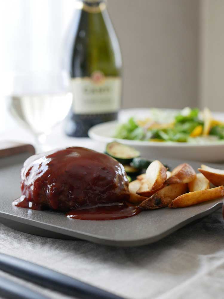 ドクターハウズのソリッドミニグリルパンで調理された肉料理とブラウンソースが盛られた食器がテーブルに並べられた様子